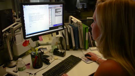 Pretty-blond-woman-working-at-desk-on-computer