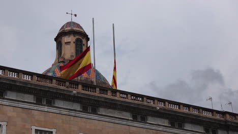Bandera-Española-Ondeando-En-El-Viento,-Día-Barcelona