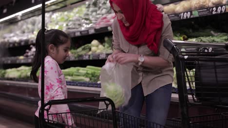 Madre-E-Hija-Comprando-Lechuga-En-El-Supermercado