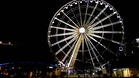 Dunkle-Nachtansichten-Der-Echo-Arena---Beleuchtetes-Riesenrad-In-Bewegung-Am-Hafenufer