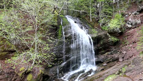 Wasserfall-In-Kanada,-Aufgenommen-Mit-Einer-Canon-6d-Im-Jahr-2016