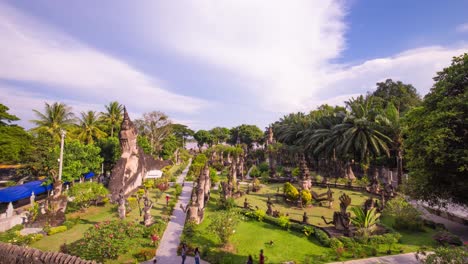 Personas-Que-Visitan-El-Parque-De-Buda,-Laos.-Destino-Turistico-Icónico