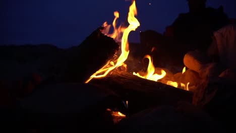 Lagerfeuer-In-Der-Nacht