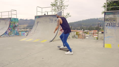Kleiner-Junge-Mit-Skateboard-In-Einem-Straßenpark