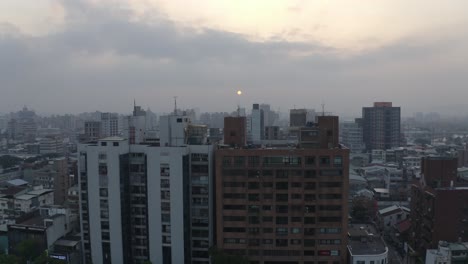 Moving-forward-in-Taipei,-toward-the-sun,-during-sunset,-where-you-can-see-a-lot-of-air-pollution