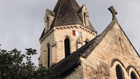 Antigua-Iglesia-En-Francia-Mostrando-La-Bandera-Francesa-En-Movimiento