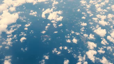 Reisen-Mit-Dem-Flugzeug-über-Den-Wolken