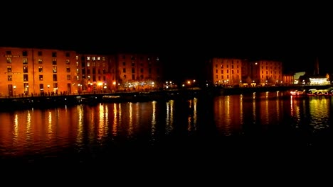 Liverpool-Albert-Dock-Silhouetten-Bei-Nacht---Reflexionen-Am-Wasser