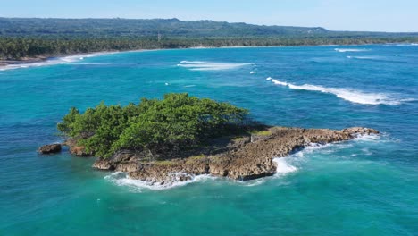 Schöne-Aufnahme-Im-Orbit-Vor-Der-Küste-Von-Cabrera,-Dominikanische-Republik,-Blick-Auf-Die-Brechenden-Wellen