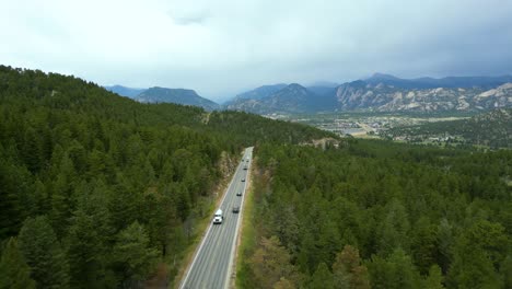 Traffic-On-The-Paved-Road-Over-Wooded-Mountains-Near-Estes-Park-Town-In-Northern-Colorado,-USA