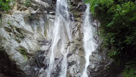 Magische-Luftaufnahme-Des-Wasserfalls-In-Nordthailand,-Langsamer-Aufstieg
