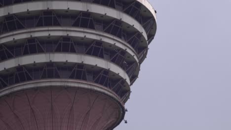 Basejumper-Springen-Vom-Menara-Tower-In-Kuala-Lumpur