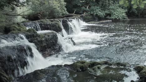 Schöner-Malerischer-Wasserfall-In-Vollem-Fluss