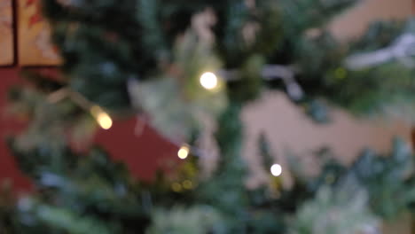 árbol-De-Navidad-Borroso-Con-Luces-Amarillas-Y-Fondo-Rojo