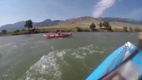 Chico-Navegando-En-Kayak-Por-El-Río-Yellowstone
