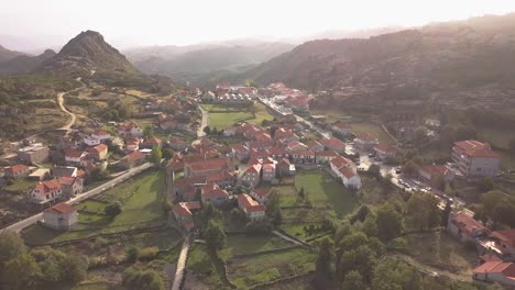 Dorf-Castro-Laboreiro,-Portugal-ältere-Burgruinen,-Mittelalter,-Flusstal,-Ausgetrockneter-Fluss