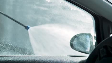 Wasserstrahl,-Der-Autofenster-In-Zeitlupe-Reinigt