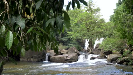 Zeitlupenenthüllung-Des-Atemberaubenden-Dschungelflusses---Thailand