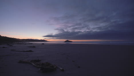 Magic-early-morning-at-Long-beach-in-Tofino,-Vancouver-Island,-Canada