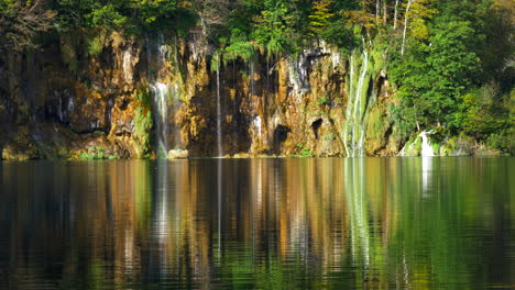 Cascada-En-El-Parque-De-Los-Lagos-De-Plitvice,-Croacia