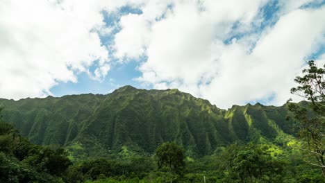 Time-lapse-with-rays-of-light-passing-over-the-Koolau-mountains-in-the-beautiful-city-of-Kaneohe,-Hawaii