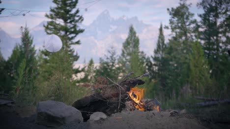 Campfire-with-a-beautiful-backdrop-of-the-Grand-Teton-in-Wyoming