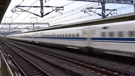 Der-Blick-Auf-Den-Bahnhof-Mit-Vorbeifahrendem-Shinkansen-hochgeschwindigkeitszug