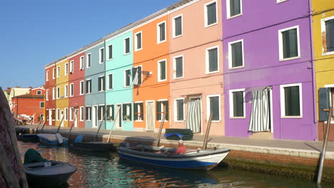 Colorful-houses-in-Burano,-Venice,-Italy