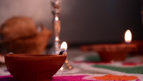 Diwali-Diyas-De-Terracota-Sobre-Fondo-Oscuro-Que-Se-Utiliza-Para-Iluminar-La-Casa-Durante-Los-Tiempos-De-Diwali