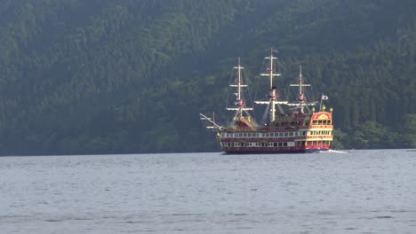 Timelapse,-Close-up,-The-view-of-traditional-japanese-ship-enters-right-to-the-picture-in-Ashi-lake