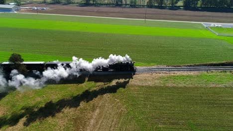 Dampfpersonenzug,-Der-Rauch-Entlang-Der-Amischen-Landschaft-Schnauft,-Wie-Von-Einer-Drohne-Gesehen