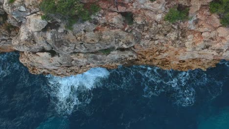 Luftbild-Auf-Felsen-Und-Meer