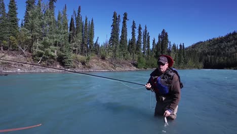 Pescador-Con-Mosca-En-El-Río-Klutina-Cerca-Del-Centro-De-Cobre-En-Alaska