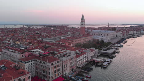 Luftaufnahme-Des-San-Marco-platzes-Bei-Sonnenaufgang-In-Venedig,-Italien