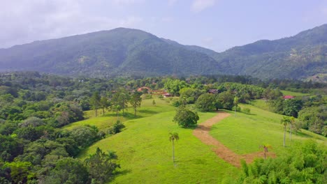 Vista-De-La-Ciudad-De-Jarabacoa-Y-El-Paisaje-Circundante-De-Exuberante-Follaje-Y-Crestas-En-República-Dominicana