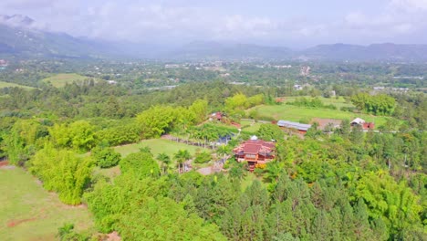 Antenne-Kreist-über-Moderne,-Elegante-Häuser,-Umgeben-Von-Vegetation-In-Jarabacoa,-Dominikanische-Republik