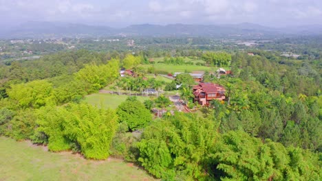 Vista-Idílica-De-Casas-De-Pueblo-En-Villa-Rodeada-De-Bosque-Espeso-En-Verano-En-Jarabacoa,-Provincia-De-La-Vega,-República-Dominicana