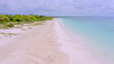 Pedernales-Beach---Weißer-Sandstrand-Mit-Klarem-Blauem-Meer-Im-Sommer-In-Der-Dominikanischen-Republik