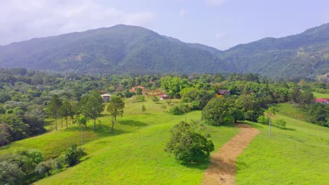 Perfekte-Landschaft-Der-Natur-Mit-Immergrüner-Landschaft-Und-Bewaldeten-Hügeln-Bei-Jarabacoa-In-Der-Provinz-La-Vega,-Dominikanische-Republik
