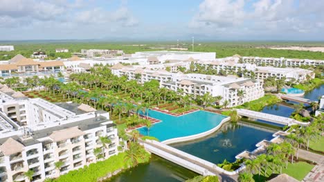 Luftaufnahme,-Die-Im-Sommer-Einen-Luxuriösen-Hardrock-hotelkomplex-In-Punta-Cana-Zeigt