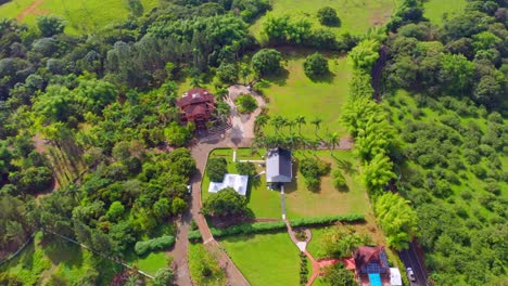 Casas-De-Estilo-Arquitectónico-Moderno-Rodeadas-De-Vegetación-En-Jarabacoa,-República-Dominicana
