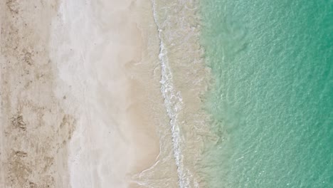 Unberührter-Weißer-Sandstrand-Mit-Klarem-Blauem-Wasser-In-Pedernales,-Dominikanische-Republik