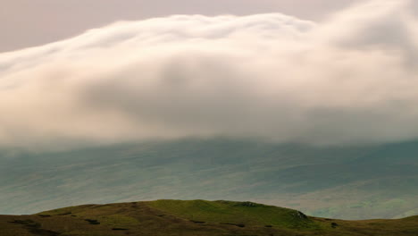 Zeitraffervideo-Von-Wolken,-Die-über-Wildschweine-Hinwegziehen,-Fiel-Und-Der-Mallerstang,-Cumbria,-Großbritannien