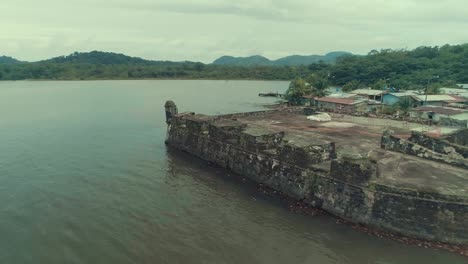 Drohnenaufnahmen-Einer-Verlassenen-Festung-An-Der-Karibikküste-Panamas
