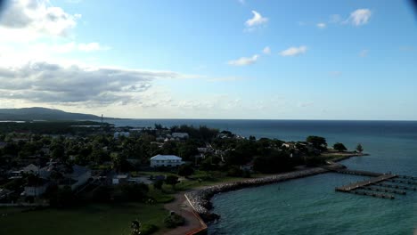 Wolken-Ziehen-über-Die-Küste-Von-Kingston,-Jamaika
