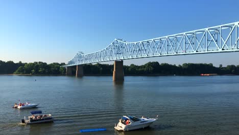 Blick-Auf-Den-Ohio-River-Und-Die-Glover-Cary-Bridge-In-Owensboro,-Kentucky