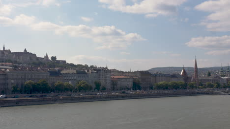 Budapest-Im-Sommer-Mit-Einem-Schönen-Blick-über-Die-Stadt-Und-Den-Fluss