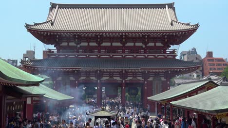 Leute,-Die-Am-Goldenen-Wochentag-Des-Japanischen-Zeitraffers-Im-Sensoji-tempel-Spazieren-Gehen-Und-Beten