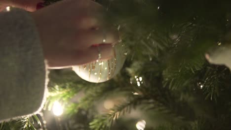 Cámara-Lenta:-Cerca-De-Decorar-El-árbol-De-Navidad-Con-Adorno-De-Plata