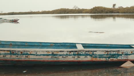 Fischerboot,-Das-Am-Strand-Steht